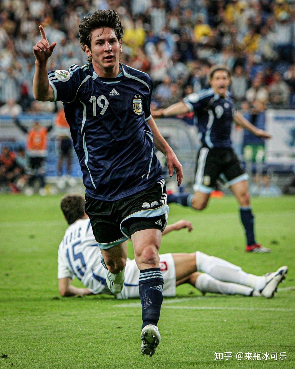 巴西国家队踏入巴塞罗那,梅西续约两年 巴西国家队踏入巴塞罗那,梅西续约两年