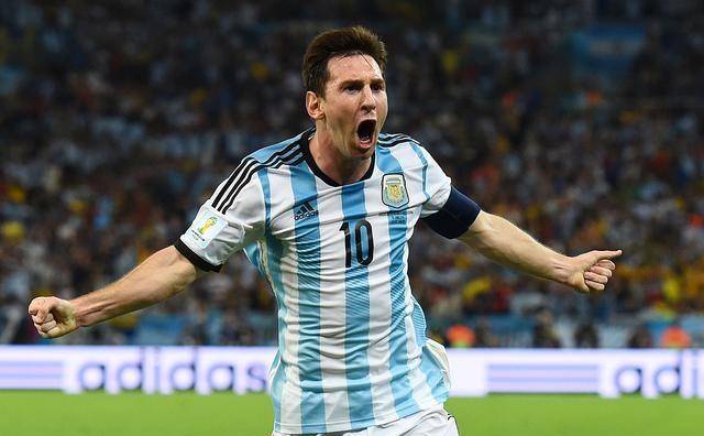 巴西国家队踏入巴塞罗那,梅西续约两年 巴西国家队踏入巴塞罗那,梅西续约两年