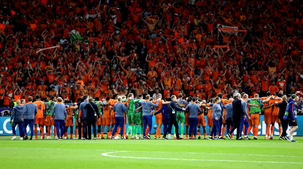 葡萄牙战胜荷兰，夺得小组第一