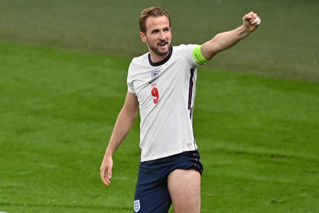 英格兰球员一人独中进球领先