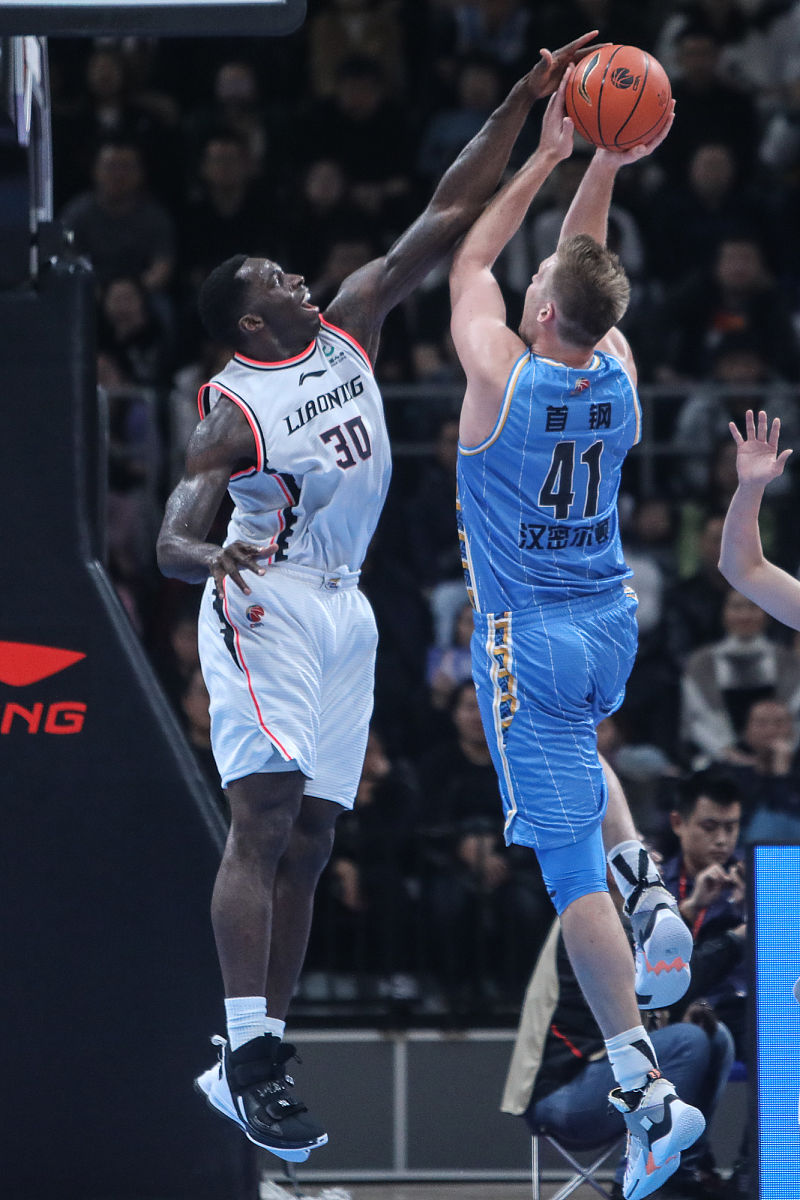 包含鹈鹕力克中国男篮，加里纳利高光表现的词条